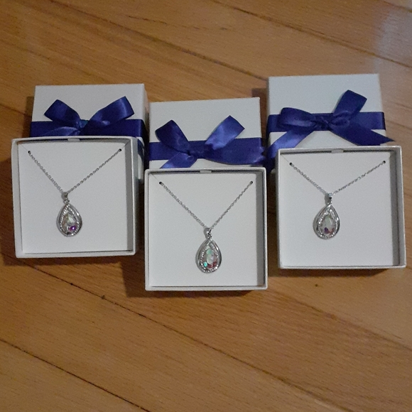 18in silver coloured necklace & teardrop pendant - Picture 3 of 3